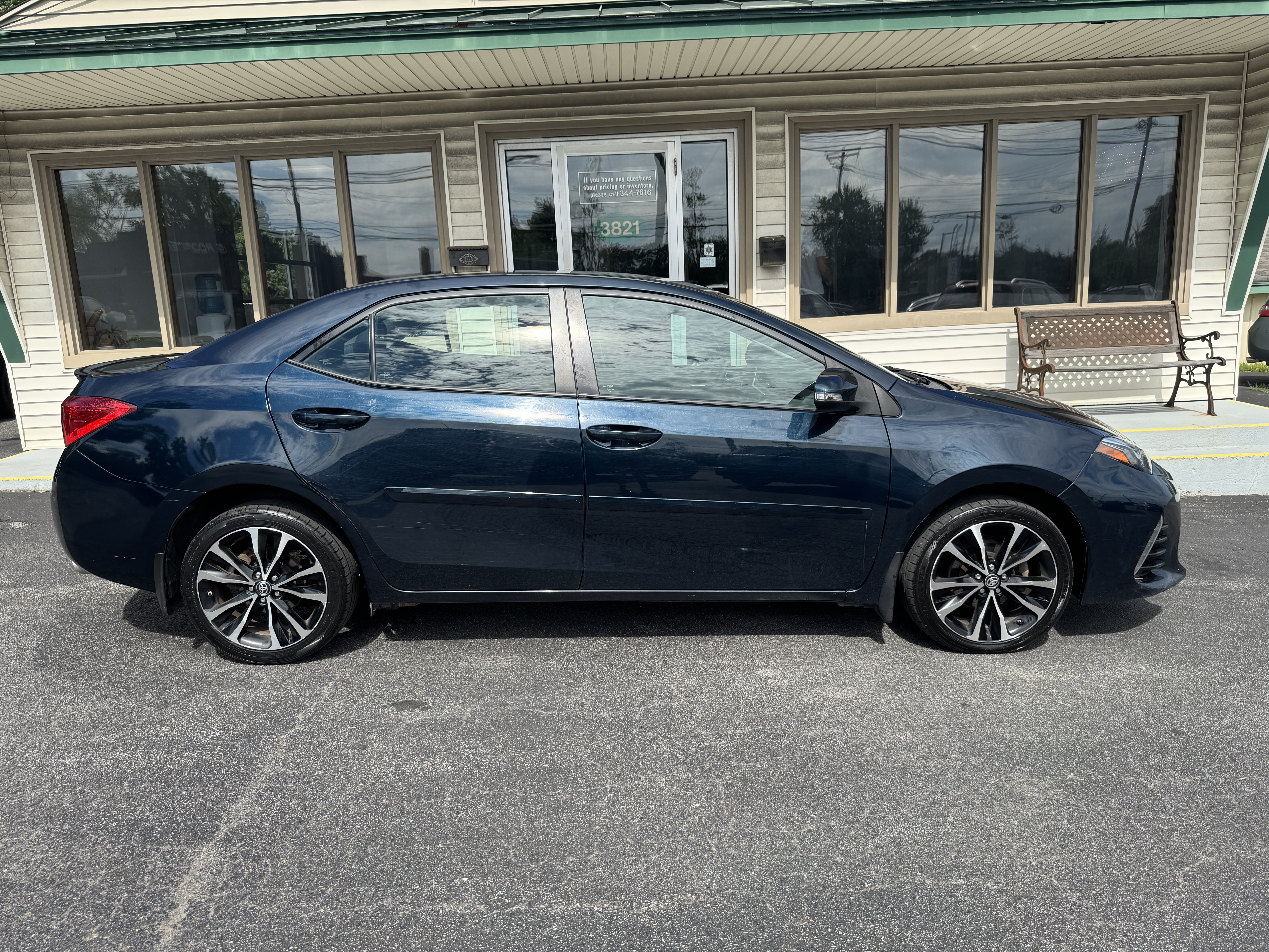 Used 2017 Toyota Corolla SE FWD image 1