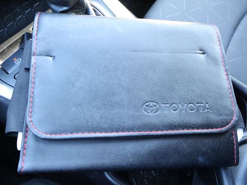 Used 2022 Toyota RAV4 XLE image 28