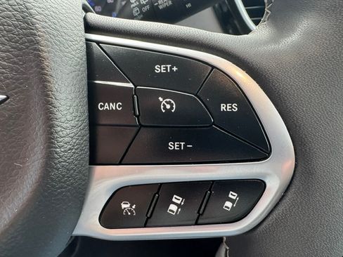 Used 2024 Chrysler Pacifica Touring-L FWD image 9