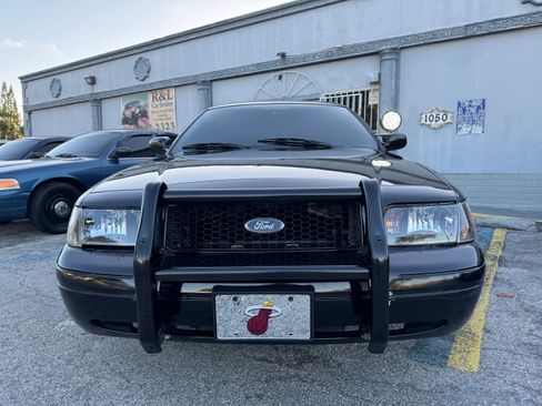 Used 2011 Ford Crown Victoria Police Interceptor image 3