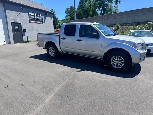 Used 2015 Nissan Frontier 4x4 Crew Cab image 2