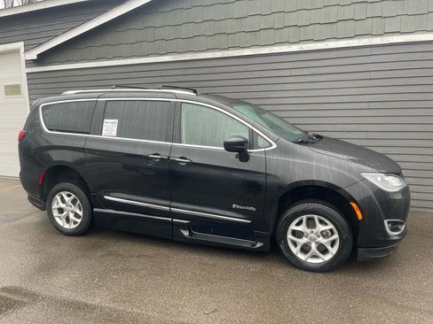 Used 2020 Chrysler Pacifica Touring-L image 3