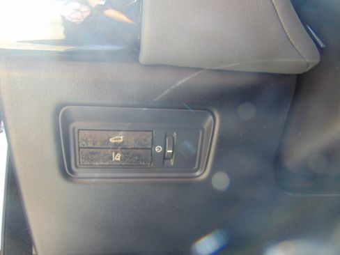 Used 2015 Land Rover Range Rover Sport image 11