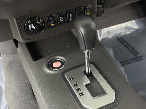 Used 2020 Nissan Frontier SV image 14