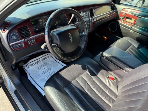 Used 2005 Lincoln Town Car Signature image 6
