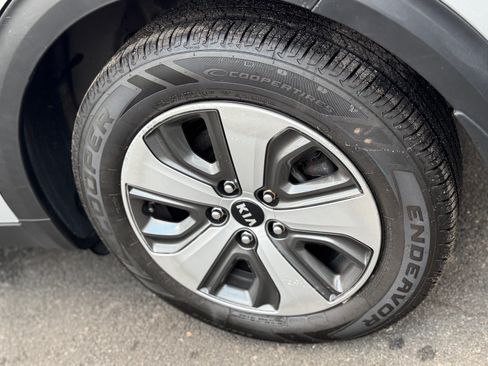 Used 2019 Kia Niro LX image 27