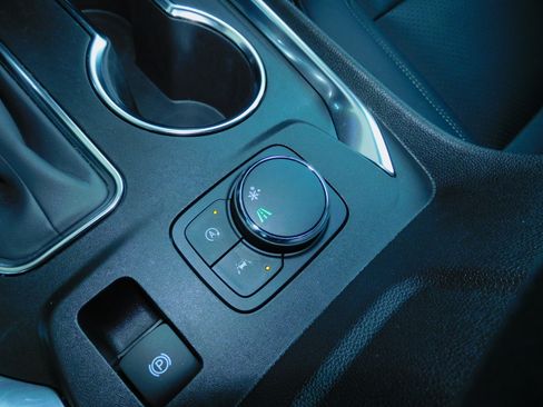 Used 2023 Chevrolet Traverse LT image 30