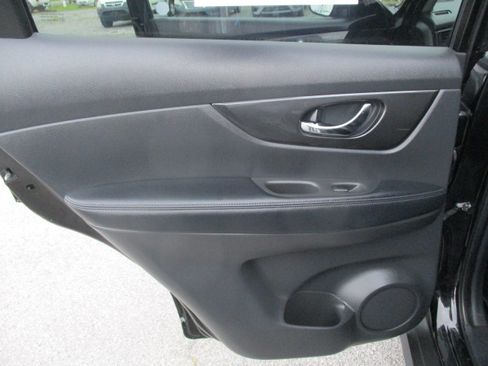 Used 2020 Nissan Rogue FWD SV 2.5L 4-Cyl SUV image 26