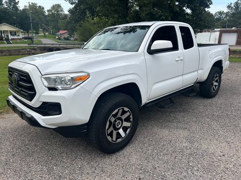 Used 2019 Toyota Tacoma 2WD Access Cab image 2