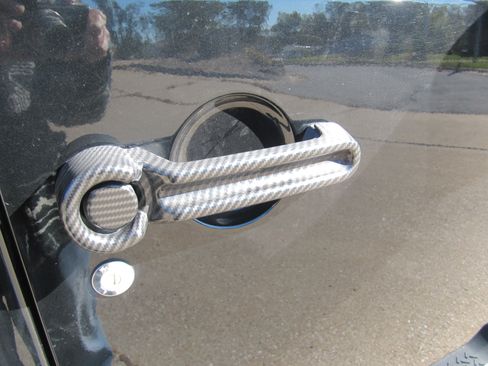 Used 2010 Jeep Wrangler Unlimited Sahara image 20