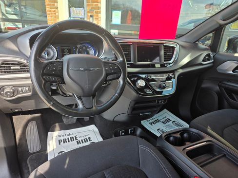 Used 2019 Chrysler Pacifica Touring Plus image 8
