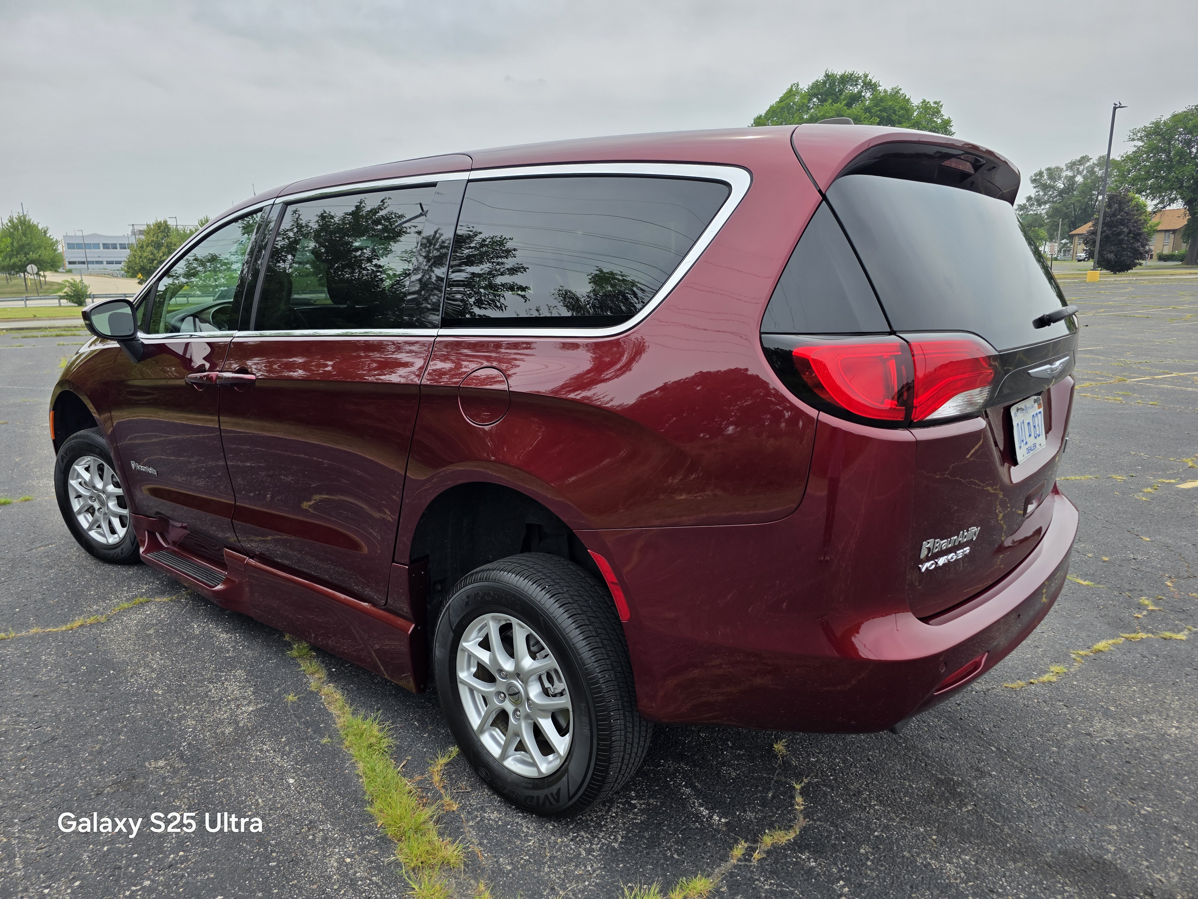 Used 2023 Chrysler Voyager LXi FWD image 7