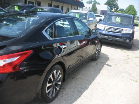 Used 2016 Nissan Altima Sedan w/ Premium Pkg FWD image 4