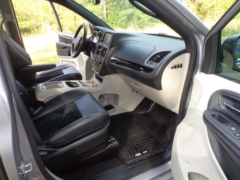 Used 2018 Dodge Grand Caravan SXT FWD image 11