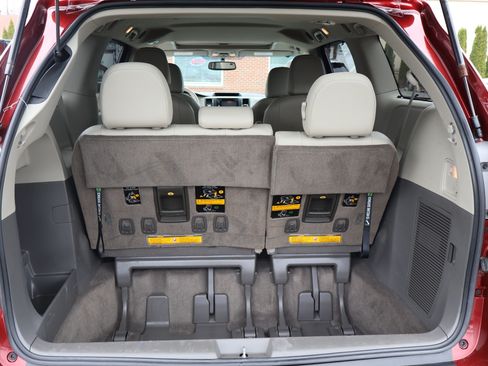 Used 2013 Toyota Sienna XLE image 18