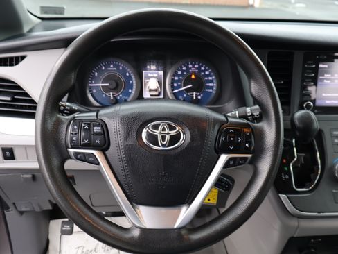 Used 2020 Toyota Sienna LE image 22