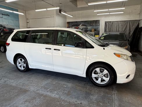 Used 2011 Toyota Sienna UNAVAIL FWD image 9