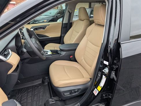 Used 2025 Toyota RAV4 XLE Premium image 6