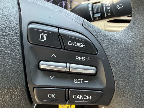 Used 2020 Hyundai Elantra SE Sedan FWD image 17