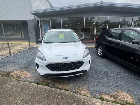 Used 2022 Ford Escape SE image 2