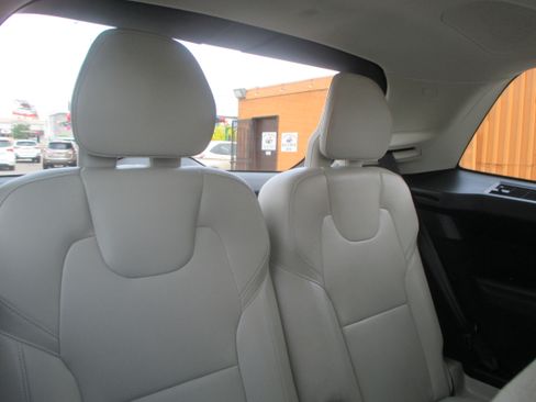 Used 2016 Volvo XC90 T6 Momentum image 18
