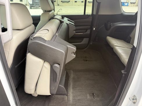 Used 2015 Chevrolet Suburban LS RWD image 63