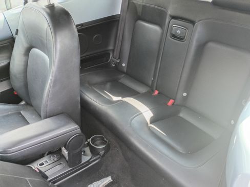 Used 2010 Volkswagen Beetle Convertible FWD image 3