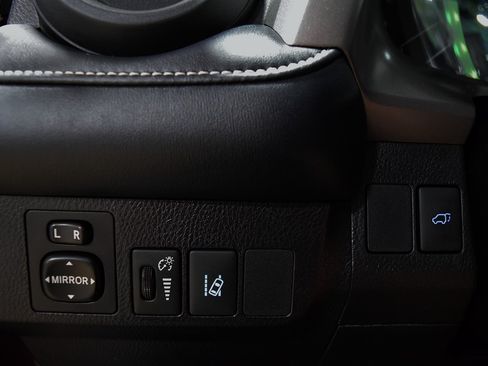 Used 2018 Toyota RAV4 FWD image 29
