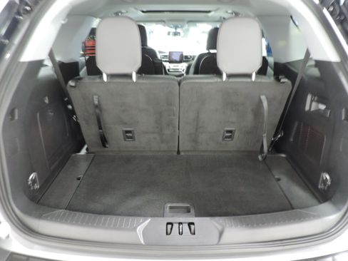 Used 2023 Ford Explorer XLT image 28