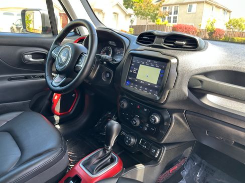 Used 2018 Jeep Renegade Trailhawk AWD/4WD image 17