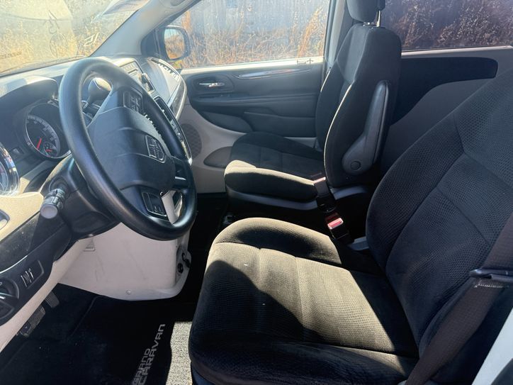 Used 2017 Dodge Grand Caravan SE FWD image 5