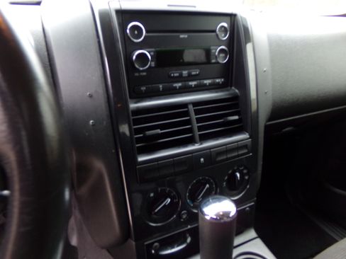 Used 2010 Ford Explorer XLT image 10
