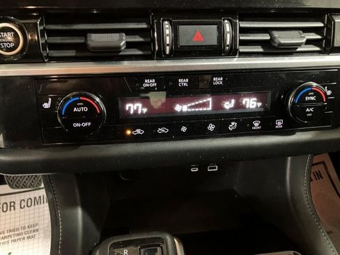 Used 2022 Nissan Pathfinder SV image 13