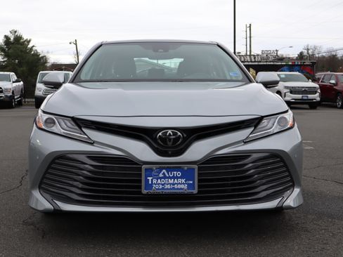 Used 2020 Toyota Camry XLE image 3