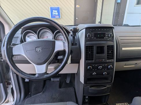 Used 2009 Dodge Grand Caravan SXT image 9