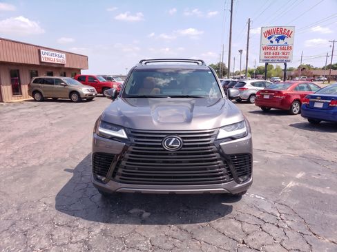 Used 2022 Lexus LX 600 4WD w/ Premium Package image 3