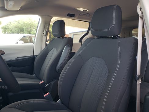 Used 2023 Chrysler Voyager LX image 15