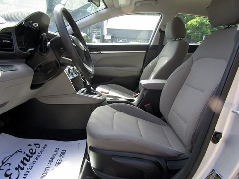 Used 2019 Hyundai Elantra SE image 18