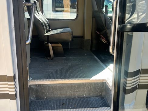 Used 2002 Chevrolet Express 3500 LS image 10