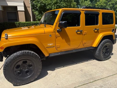 Used 2014 Jeep Wrangler 4WD Unlimited Sahara image 2