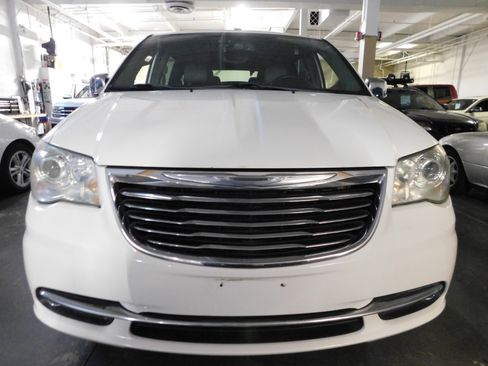 Used 2011 Chrysler Town & Country Limited image 9