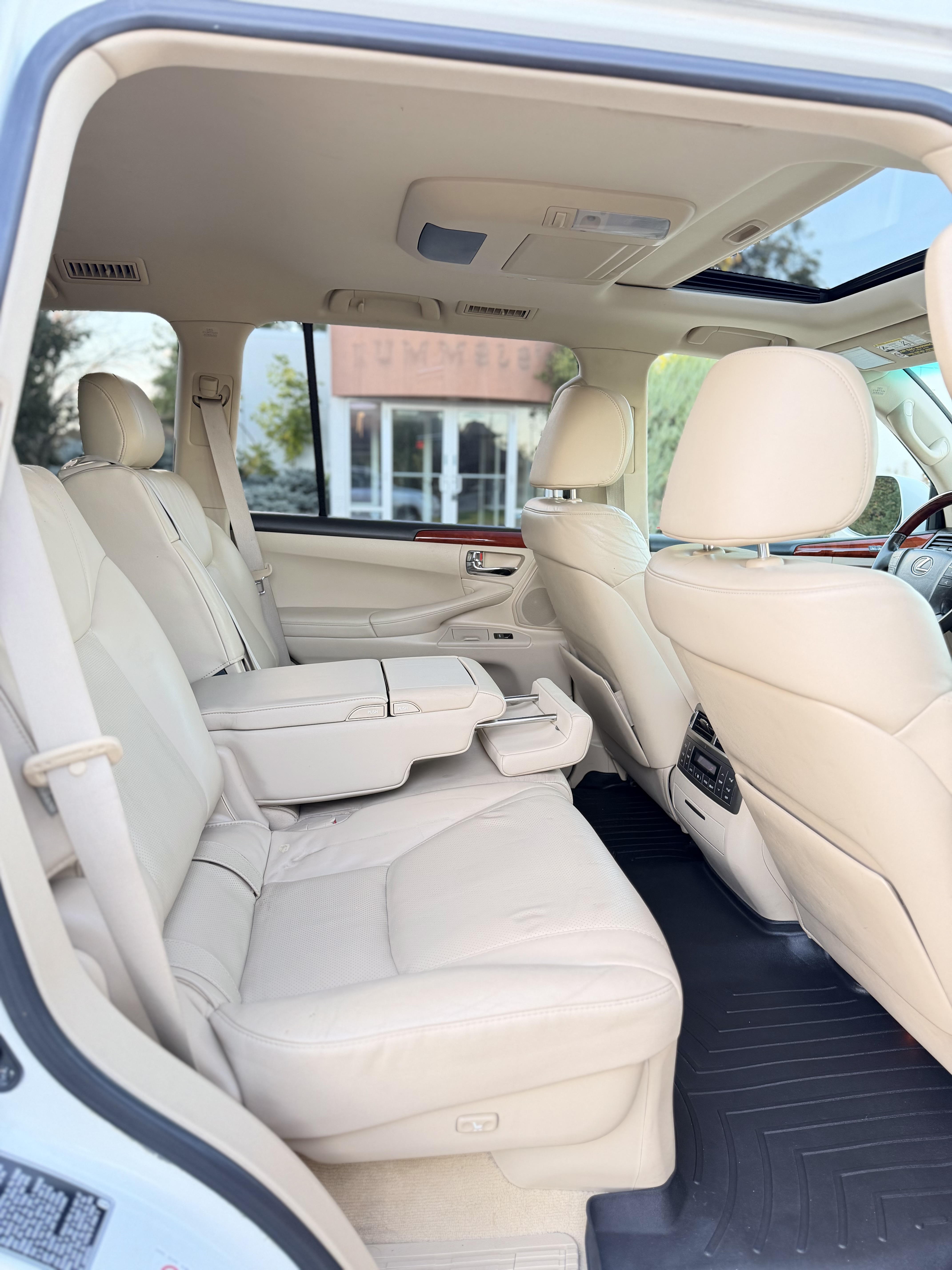 Used 2009 Lexus LX 570 4WD w/ 3rd Row & Luxury Pkg image 12