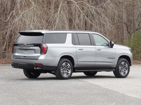 Used 2025 Chevrolet Suburban Z71 image 9