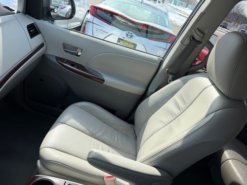 Used 2011 Toyota Sienna XLE image 14