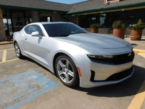 Used 2019 Chevrolet Camaro LT Coupe RWD image 2