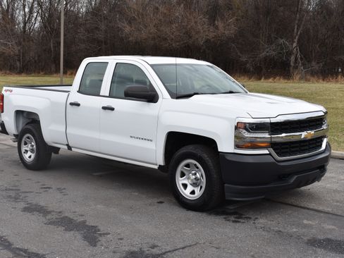 Used 2018 Chevrolet Silverado 1500 4x4 Double Cab image 1