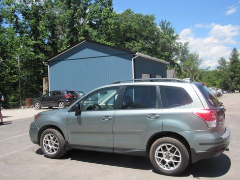 Used 2018 Subaru Forester 2.5i AWD/4WD image 4