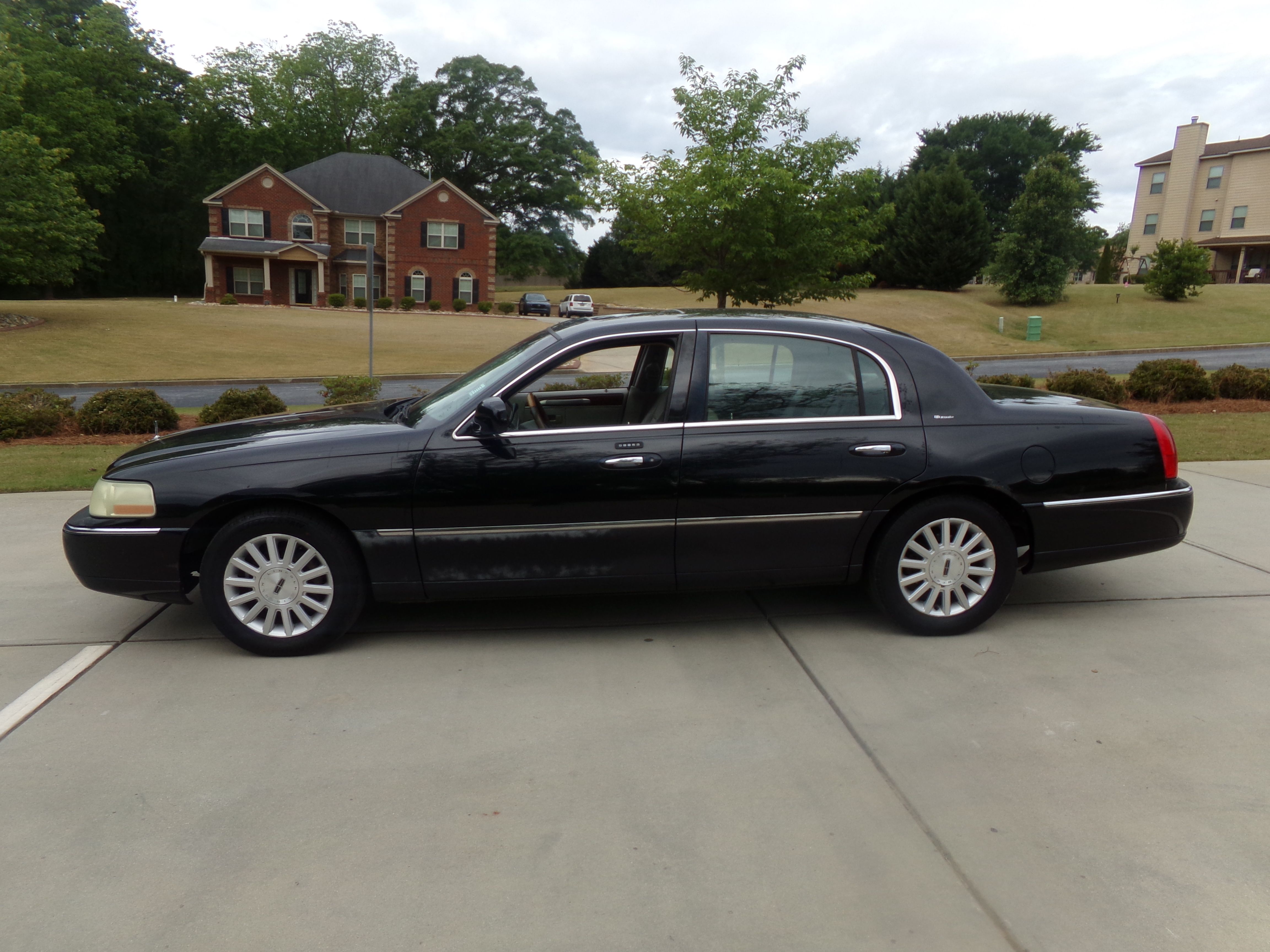 Used 2004 Lincoln Town Car Signature RWD image 2