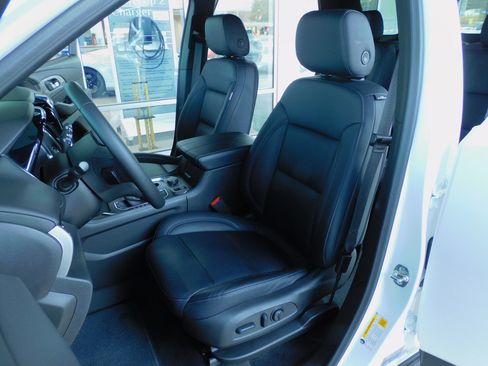 Used 2023 Chevrolet Traverse LT image 18