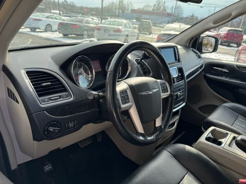 Used 2016 Chrysler Town & Country Touring image 7